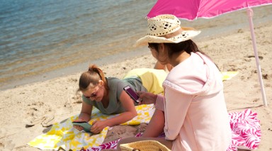 lezende vrouwen op een strand